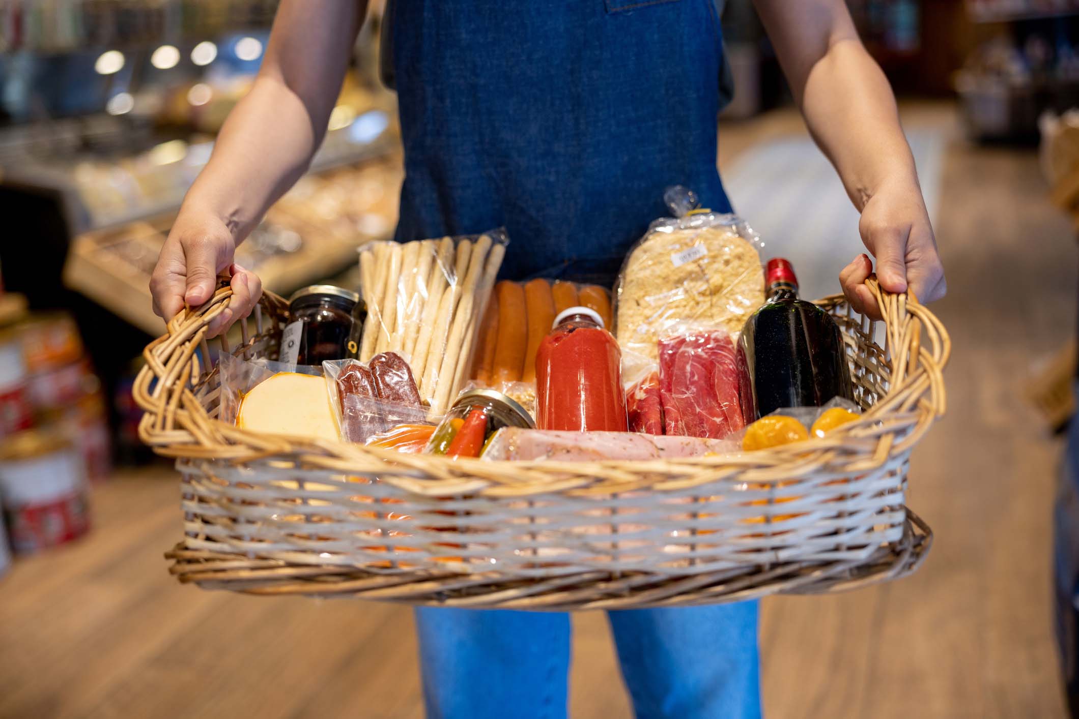 Photo - Accueil epicerie fine Panier avec des produits de l'épicerie