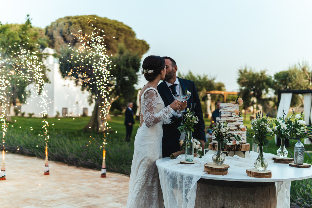 Couple qui s'embrasse à leur mariage